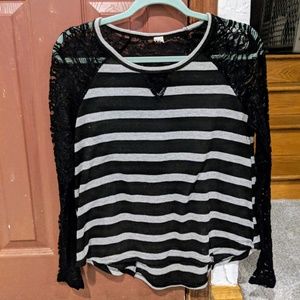 Black & Grey LS shirt w Lace ❤️